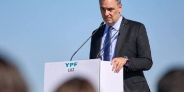 Renuncia de Adorni en YPF: el salario de los directores de la petrolera