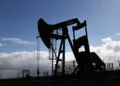 El petróleo cayó cerca de 4% tras avances en las negociaciones para reabrir el estrecho de Ormuz