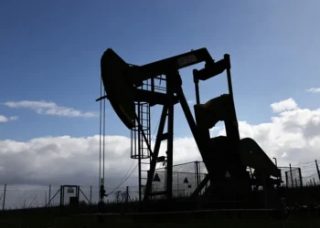 El petróleo cayó cerca de 4% tras avances en las negociaciones para reabrir el estrecho de Ormuz