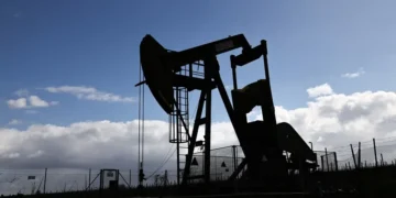 El petróleo cayó cerca de 4% tras avances en las negociaciones para reabrir el estrecho de Ormuz