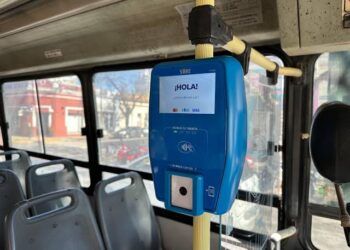 Qué bancos y billeteras ofrecen descuentos para viajar en colectivo, subte y pagar peajes durante agosto