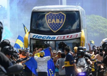 El curioso incidente en Boca: el micro partió y dejó a cuatro jugadores en el estadio