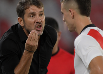 Conflicto entre Coudet y Borré durante el partido de River en la Copa Sudamericana
