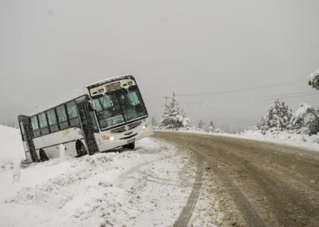Temporal de nieve en Bariloche: un micro de egresados pierde el control y causa daños