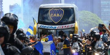 El curioso incidente en Boca: el micro partió y dejó a cuatro jugadores en el estadio