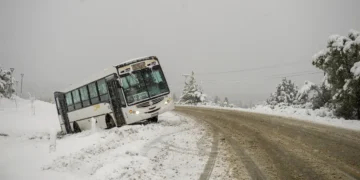 Temporal de nieve en Bariloche: un micro de egresados pierde el control y causa daños