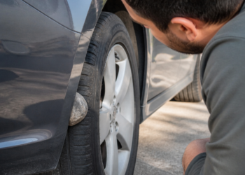 El significado de hallar una piedra tras una rueda del automóvil