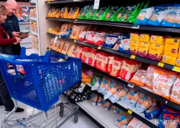 El consumo privado cayó 1,2% interanual en julio y acumuló ocho meses de retrocesos mensuales