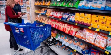 El consumo privado cayó 1,2% interanual en julio y acumuló ocho meses de retrocesos mensuales