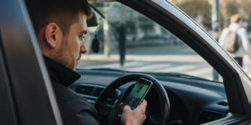 Nuevas regulaciones: el Gobierno retirará la licencia de conducir a quienes usen el teléfono al conducir o pasen un semáforo en rojo con infracciones previas