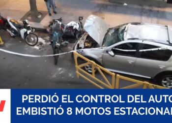 Conductor alcoholizado atropelló a un motociclista y chocó con otros vehículos: dos heridos