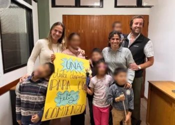La primera celebración del Día del Niño en familia para los seis hermanitos misioneros que lucharon por permanecer juntos