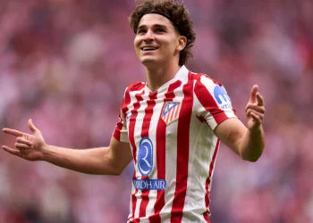Julián Álvarez enfrenta una dura vuelta al Atlético de Madrid en medio de silbidos