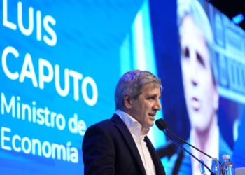 Caputo anunciará una medida vinculada a los créditos en dólares para empresas