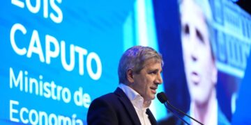 Caputo anunciará una medida vinculada a los créditos en dólares para empresas