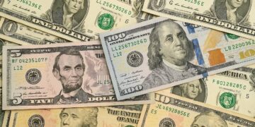 El riesgo país se acerca a los 500 puntos y el dólar supera los $1500