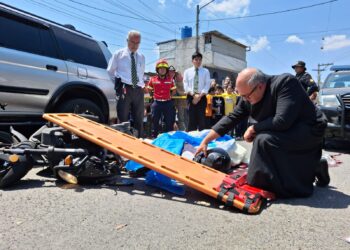 Un sacerdote colisionó con jóvenes en motos y se dio a la fuga: aseguró no haberse percatado del choque debido al volumen de la música