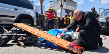 Un sacerdote colisionó con jóvenes en motos y se dio a la fuga: aseguró no haberse percatado del choque debido al volumen de la música