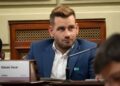 Un senador santafesino pidió disculpas tras difundirse un video en el que conducía con un celular y un mate