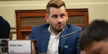 Un senador santafesino pidió disculpas tras difundirse un video en el que conducía con un celular y un mate