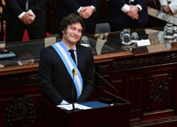 Milei asistirá a un congreso de la FIA; la morosidad se incrementa y las familias refinancian deudas a niveles históricos
