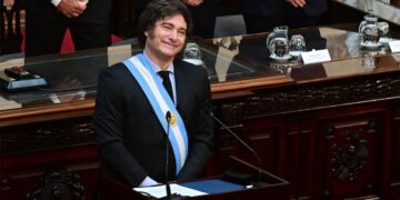 Milei asistirá a un congreso de la FIA; la morosidad se incrementa y las familias refinancian deudas a niveles históricos