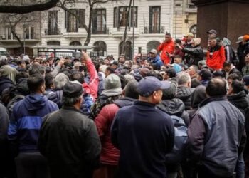 Crisis en Capitán Sarmiento: más de 700 despidos golpean a una ciudad que depende de la actividad avícola