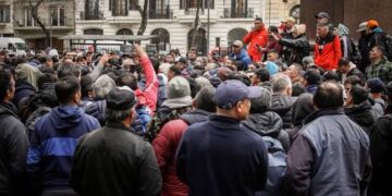 Crisis en Capitán Sarmiento: más de 700 despidos golpean a una ciudad que depende de la actividad avícola
