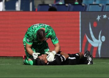 Escándalo en el fútbol Senior: un jugador agredió al juez de línea en Racing – San Miguel