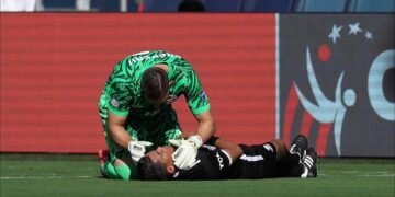 Escándalo en el fútbol Senior: un jugador agredió al juez de línea en Racing – San Miguel