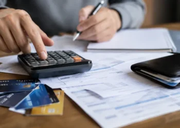 La morosidad de las familias bajó en agosto, pero aumentó entre las empresas y el crédito no bancario
