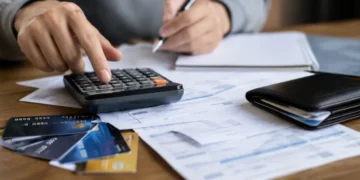 La morosidad de las familias bajó en agosto, pero aumentó entre las empresas y el crédito no bancario