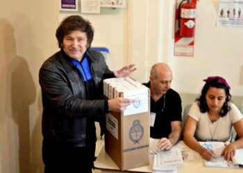 Un sondeo muestra un escenario abierto para 2027: Milei y el peronismo, separados por apenas tres décimas