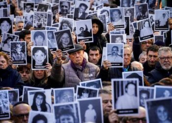 AMIA: Rafecas procesó a ocho acusados y habilitó el avance del juicio en ausencia