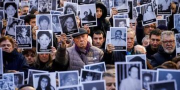 AMIA: Rafecas procesó a ocho acusados y habilitó el avance del juicio en ausencia
