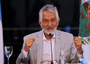Rodríguez Saá cuestionó el reparto de viviendas sociales de Poggi y el Gobierno defendió el sistema de adjudicación