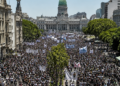 Aumenta la tensión universitaria: una multitud se manifiesta frente al Congreso exigiendo financiamiento y cumplimiento legal