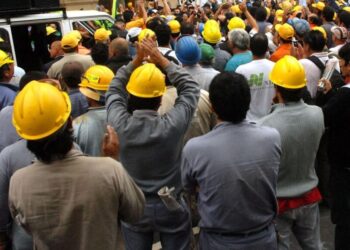 El empleo cambió de composición en tres años: cayó la industria y crecieron el comercio y los servicios