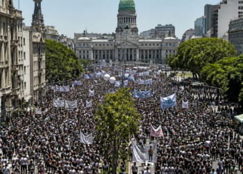Aumenta la tensión universitaria: una multitud se manifiesta frente al Congreso exigiendo financiamiento y cumplimiento legal
