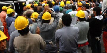 El empleo cambió de composición en tres años: cayó la industria y crecieron el comercio y los servicios