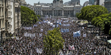 Aumenta la tensión universitaria: una multitud se manifiesta frente al Congreso exigiendo financiamiento y cumplimiento legal