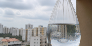 Colocar bolsas transparentes de agua en el balcón: su finalidad y efectividad