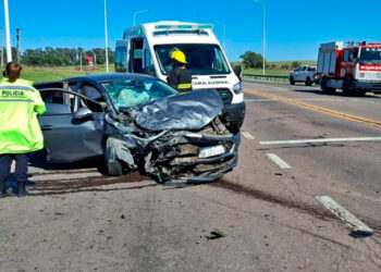 Accidente múltiple en Campana: un camión chocó contra una camioneta y un colectivo en la banquina