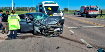 Accidente múltiple en Campana: un camión chocó contra una camioneta y un colectivo en la banquina
