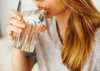 ¿Tomar agua baja el azúcar en sangre? Qué hay que saber cuando la glucosa está elevada