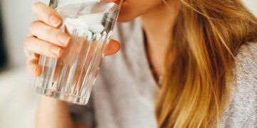 ¿Tomar agua baja el azúcar en sangre? Qué hay que saber cuando la glucosa está elevada