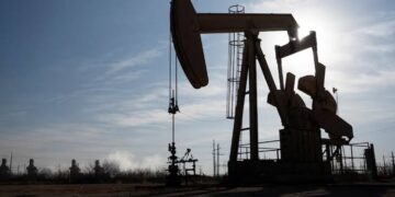 El petróleo supera los US$110 y crece la presión sobre los precios de los combustibles en Argentina