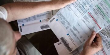 Noviembre llega con aumentos en las tarifas de luz y gas, mientras se posterga la suba de impuestos a los combustibles