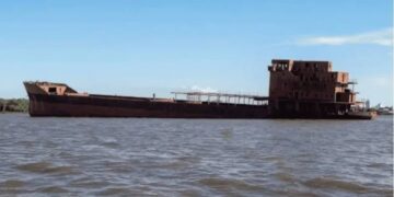 La enigmática historia del Uros-Z, el barco abandonado que emergió de las aguas del río Paraná